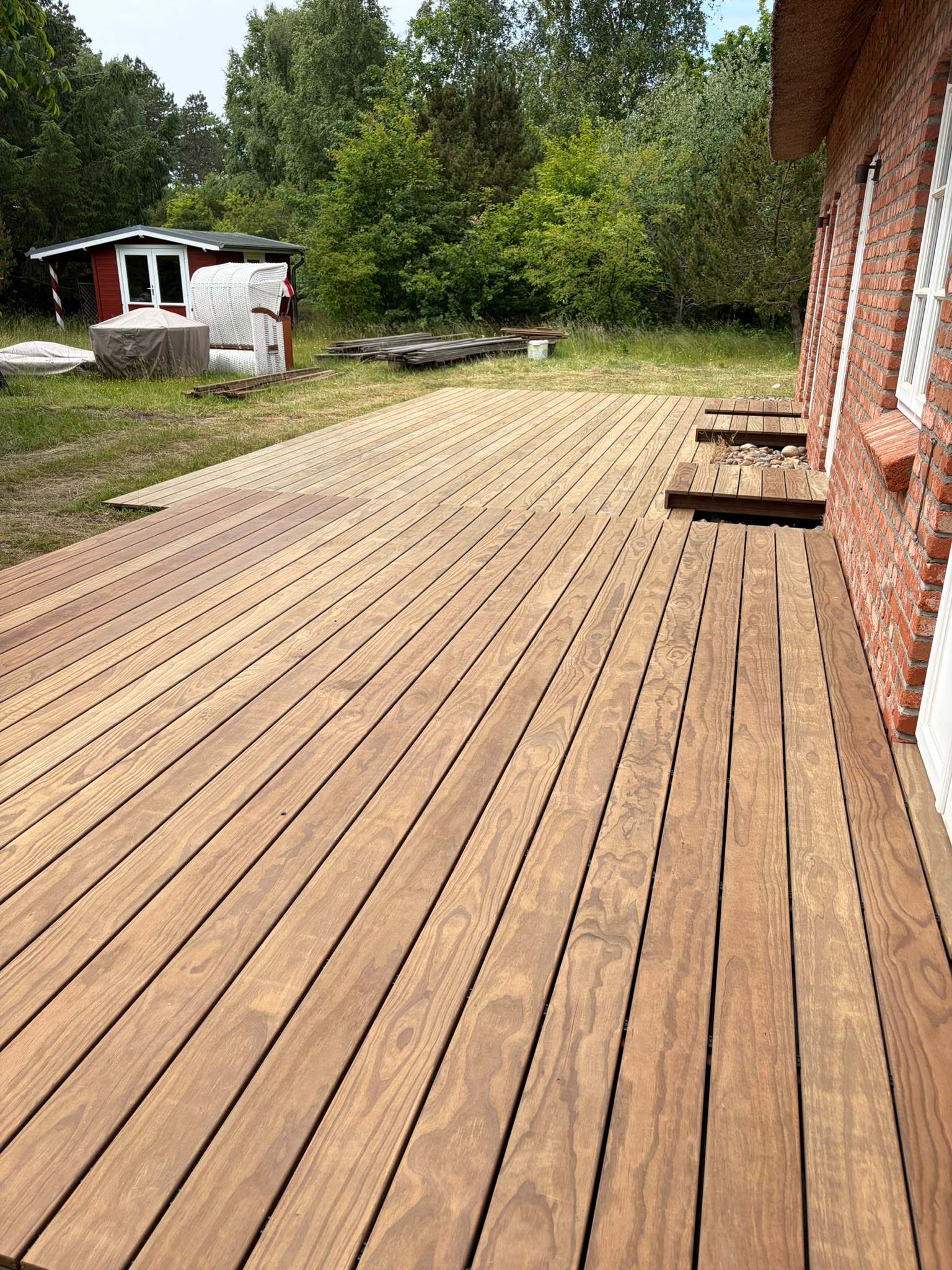 Fertig verlegte Terrassendielen im Garten